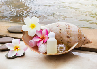 Mini set of bubble bath and shower gel decorated in sea conch shell