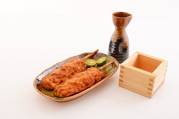 おいしそうな焼き鳥と日本酒