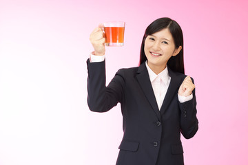 紅茶を飲む女性