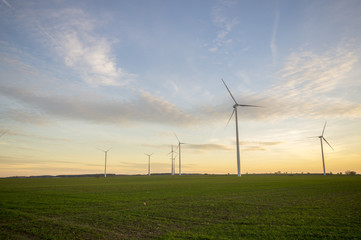 Fototapeta na wymiar Turbiny wiatrowe na polach zboża,Niemcy 