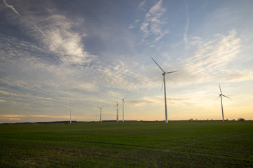 Turbiny wiatrowe na polach zboża,Niemcy  © Mike Mareen