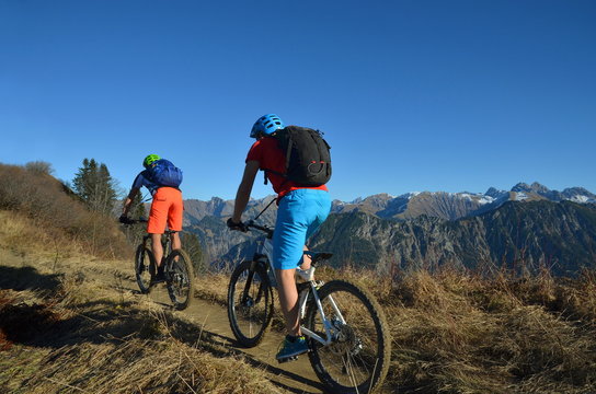 Zwei Biker mit mtb in den Alpen