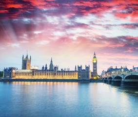Obraz na płótnie Canvas Magnificent sunset view of Houses of Parliament - London