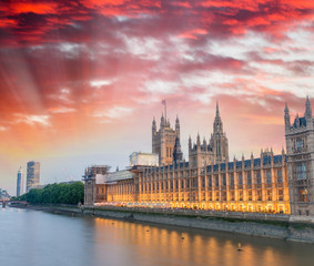 Fototapeta premium Magnificent sunset view of Houses of Parliament - London