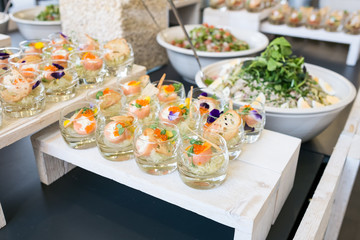 Gläser mit Vorspeise aus Lachs und Frischkäse