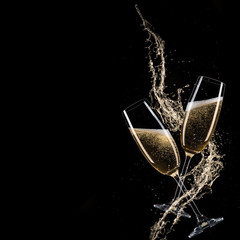 Glasses of champagne with splash - obrazy, fototapety, plakaty