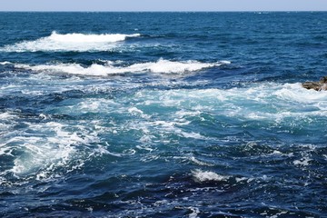日本海の荒波／山形県の庄内浜で日本海の荒波風景を撮影した写真です。庄内浜は非常にきれいな白砂が広がる海岸と、奇岩怪石の磯が続く大変素晴らしい景観のリゾート地です。