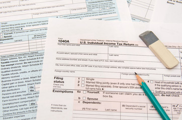 Obraz premium 1040 forms with pen