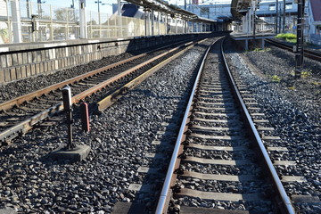 Fototapeta premium 常磐線の線路（複線）／茨城県で常磐線の線路（複線）を撮影した写真です。JR佐貫駅近く（牛久駅方面）の踏切から撮影した写真です。 