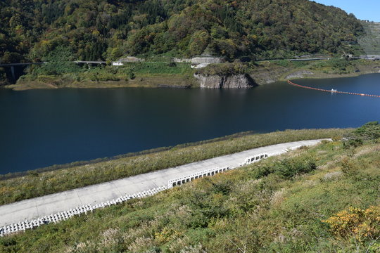 ダム湖百選・寒河江ダムと月山湖／山形県西川町にある、県内最大のダムを撮影した写真です。ダムによって形成された人造湖は、月山より名を取って月山湖（がっさんこ）と命名され、財団法人ダム水源地環境整備センターが選定する、ダム湖百選に選ばれています。