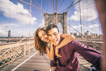 Couple taking selfie on Brooklyn Bridge - obrazy, fototapety, plakaty