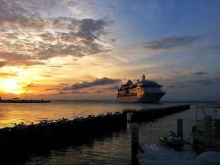 Naklejka premium big motor ship in sunset lights
