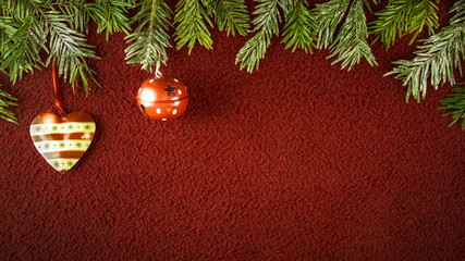 Décorations de Noël sur fond rouge