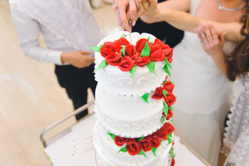 Obraz na płótnie Canvas Cake with Red Roses