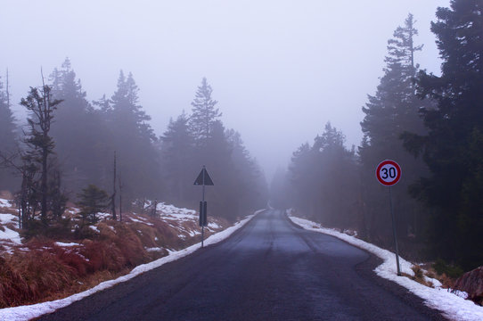 Fototapeta Samochodowa droga w mgle na wietrznym zima dniu w parku narodowym Harz, Niemcy