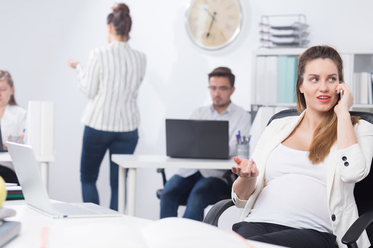 Businesswoman working during pregnancy
