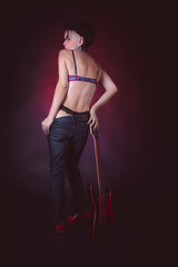 La femme style rock à la guitare