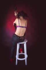 La femme style rock à la guitare