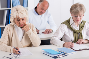 Obraz premium Pensioners at the university