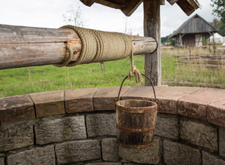 Brunnen mit Eimer / Mittelalter