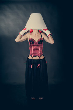 La femme lampe aux gants de boxe rouge et noir