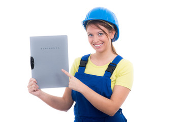 handwerkerin zeigt auf bewerbungsmappe