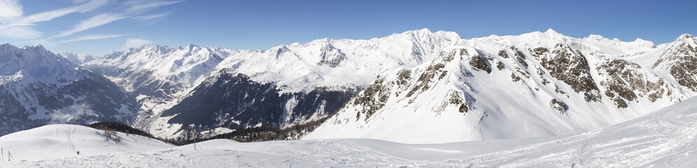 Fototapeta premium Beautiful sunny day and the snow in the Italian Switzerland. Air