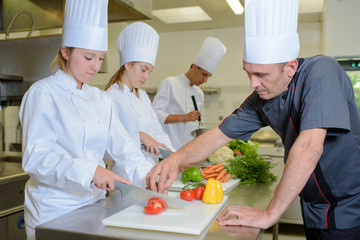 technique in cutting a tomato