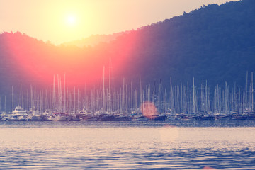 Obraz premium Accumulation of yachts on the water against the sky, mountains
