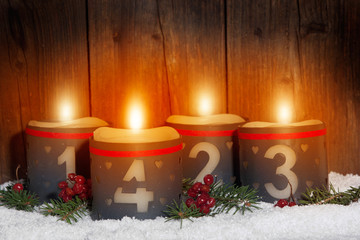 4. Advent, leuchtende Kerzen mit Zahlen