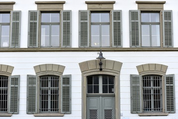 Naklejka premium façade d'une vieille caserne