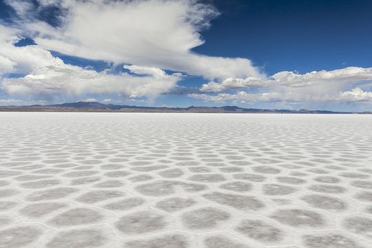Salares de Uyuni, Bolivia.  Figure cristallografiche esagonali sulla superficie desertica di sale. 