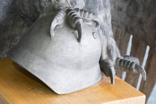 Krallen und Helm
