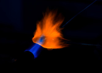 Craftsman working to create glassware © Ievgenii Meyer