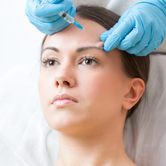 Correction face brunette using injections