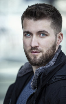 Portrait von attraktiven Mann mit Vollbart 
