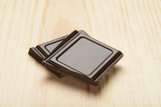 Chocolate sobre fondo de madera