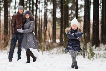 Fototapeta na wymiar Happy family walking in a winter park.