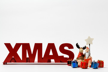 X-MAS Schriftzug mit bunten Geschenken und Nikolaus