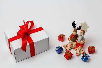 Bunte Geschenke mit Rentier und Nikolaus