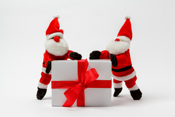 Weihnachtsmänner halten ein weißes Geschenk