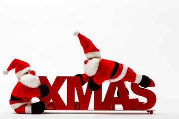 Santas klettern über ein xmas Schild