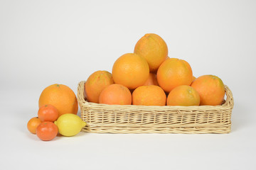 Naranjas en una cesta