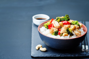 red pepper broccoli cashew chicken stir fry with rice