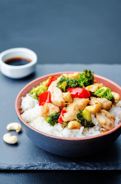 red pepper broccoli cashew chicken stir fry with rice