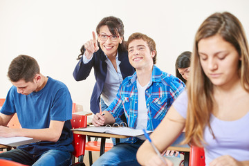 Lehrerin mit Schüler im Unterricht