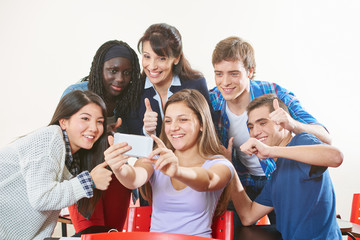 Teenager machen Selfie mit Lehrer