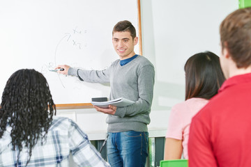 Obraz premium Lehrer beim Referendariat in Schule
