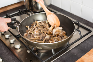 Cucinare funghi in padella, cucina italiana