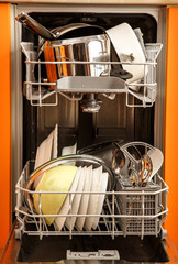 Clean dishes dishwashing machine